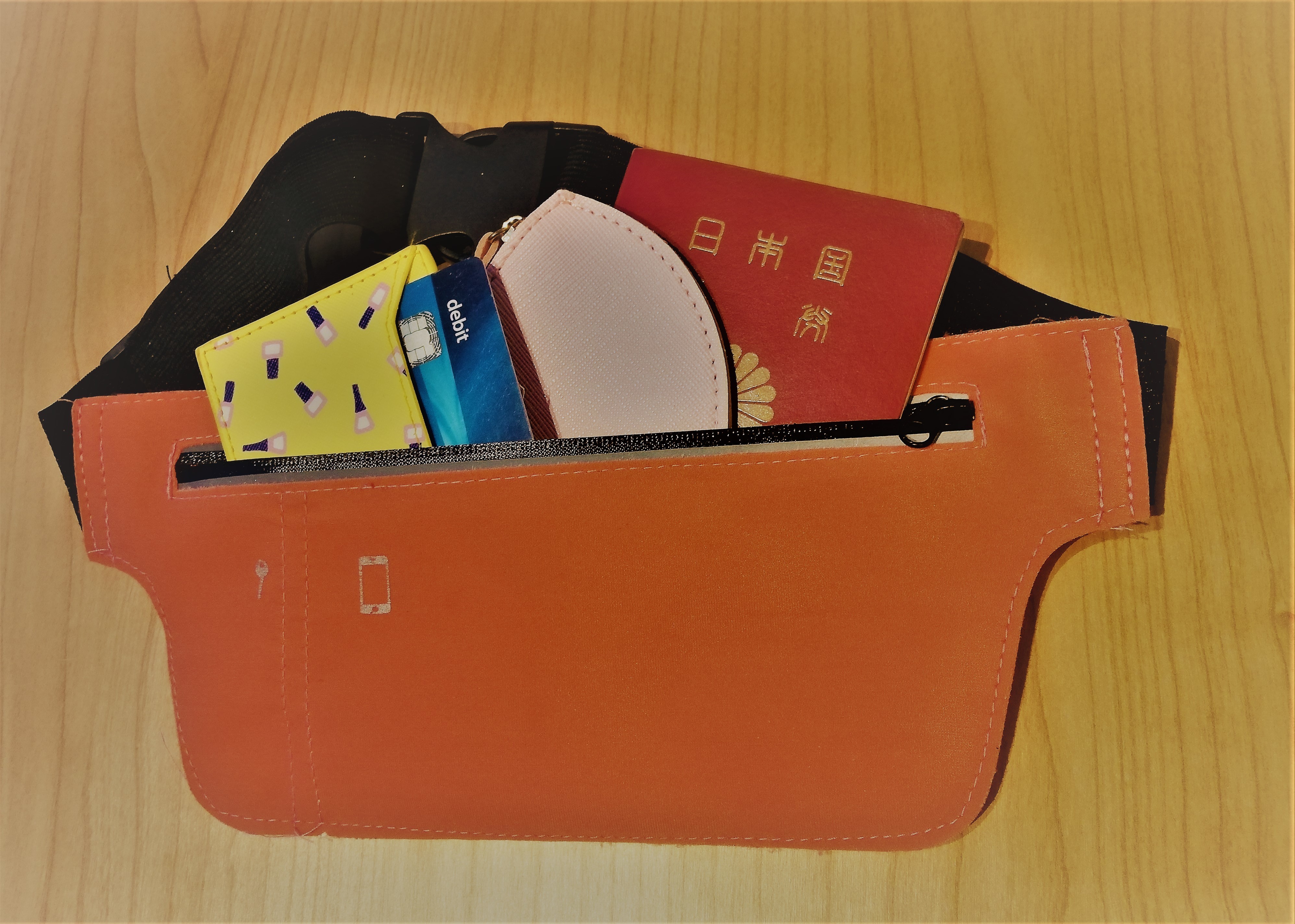 セキュリティポーチは海外旅行に必要?入れる荷物や使い方をご紹介!