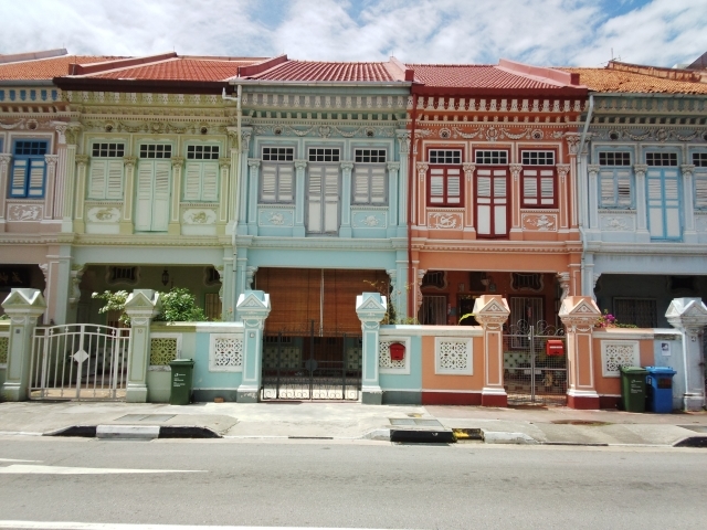 プラナカンとは？かわいい雑貨や工芸品、洋服などをご紹介！