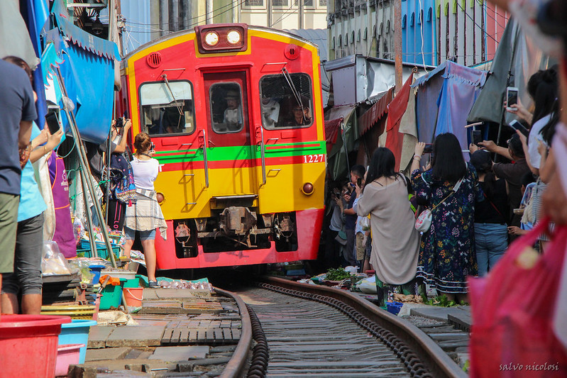 メークロン市場の見どころは？線路上のマーケットの楽しみ方をご紹介！
