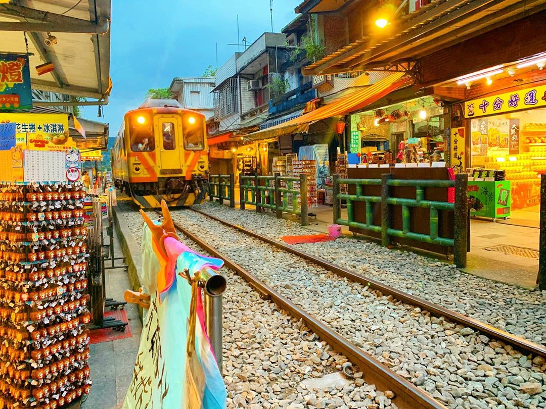 台北から十份への行き方は何がおすすめ？電車・バス・タクシーを比較解説！