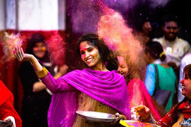 インドの超過激な祭り「Holi」とは？何が行われるのか、楽しみ方などを解説！