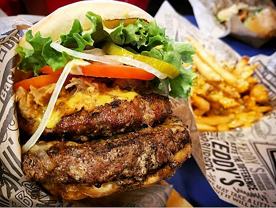 テディーズビガーバーガーで本場アメリカのジューシーな絶品ハンバーガーを味わおう!